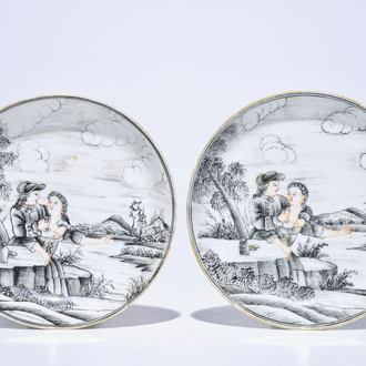 Une paire de coupes en porcelaine de Chine grisaille et doré aux décors érotiques, Qianlong
